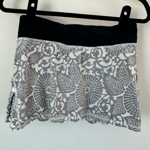 Lululemon athletic skirt size 4. Excellent condition.